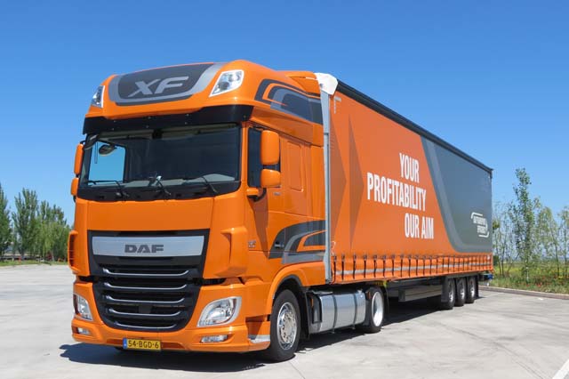 El motor Paccar MX 13 de 460 CV y 2.300 Nm mueven eficazmente este conjunto de 40 toneladas.